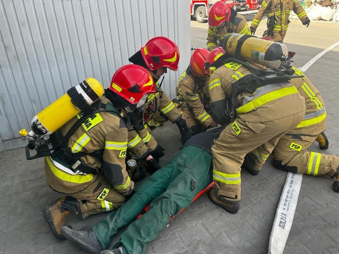 Pożar palet z materiałami z tworzyw sztucznych w hali produkcyjno-magazynowej zakładu CHEKO. Na szczęście to tylko ćwiczenia