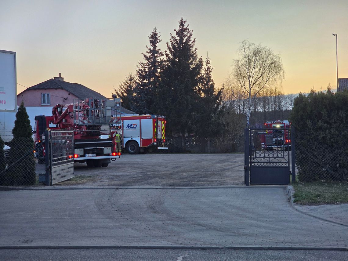 Pożar piwnicy przy ul. Obwodowej. Na miejsce ruszyły trzy zastępy straży Pożar piwnicy przy ul. Obwodowej. Na miejsce ruszyły trzy zastępy straży