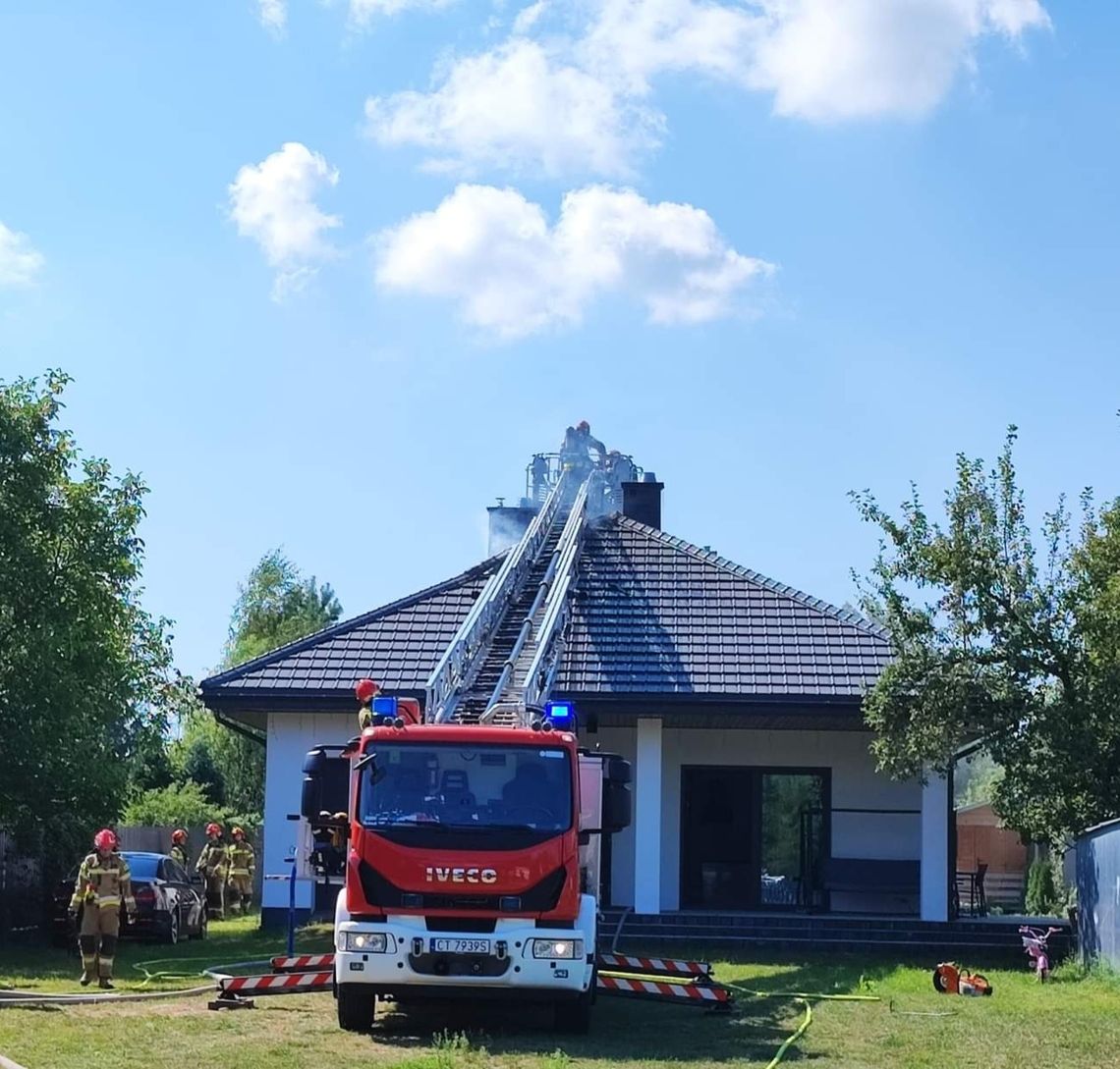 Pożar poddasza w domu jednorodzinnym przy ul. Płockiej. Trwa akcja gaśnicza