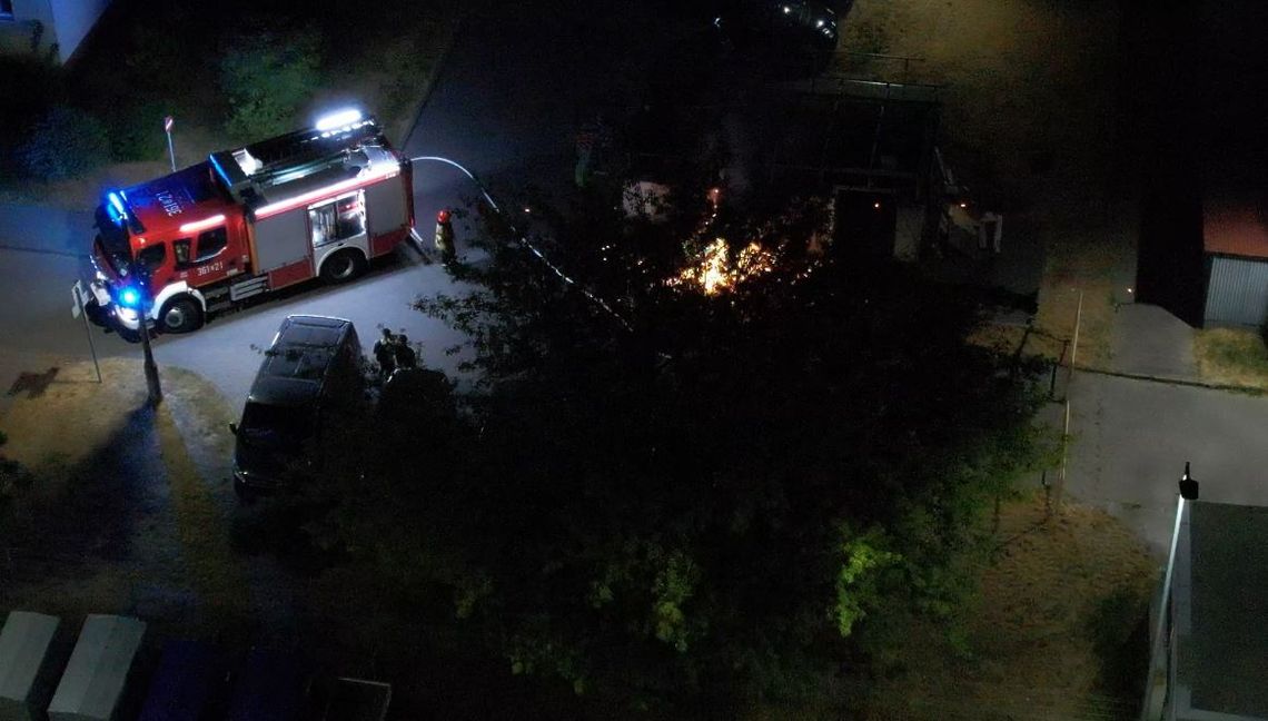 Pożar pojemnika na tekstylia, aby ugasić ogień strażacy musieli go przeciąć Pożar pojemnika na tekstylia, aby ugasić ogień strażacy musieli go przeciąć