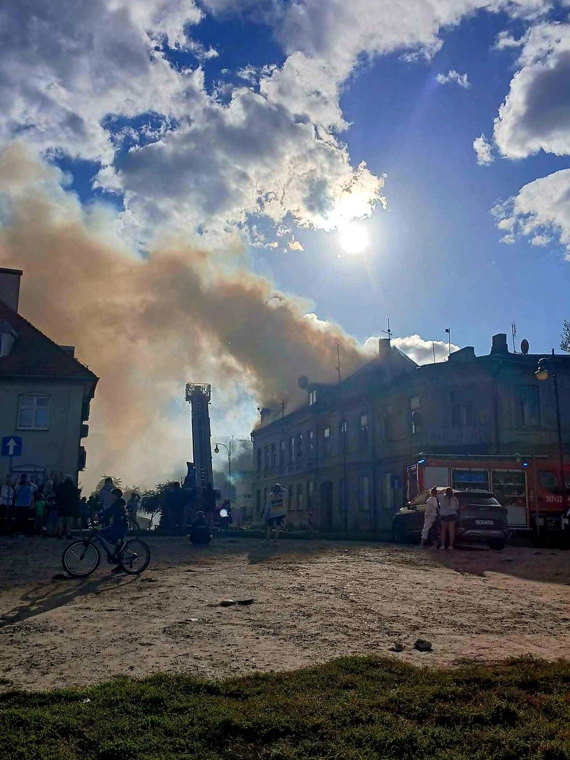 Pożar pustostanu na ulicy Kowalskiej – straż pożarna walczy z żywiołem