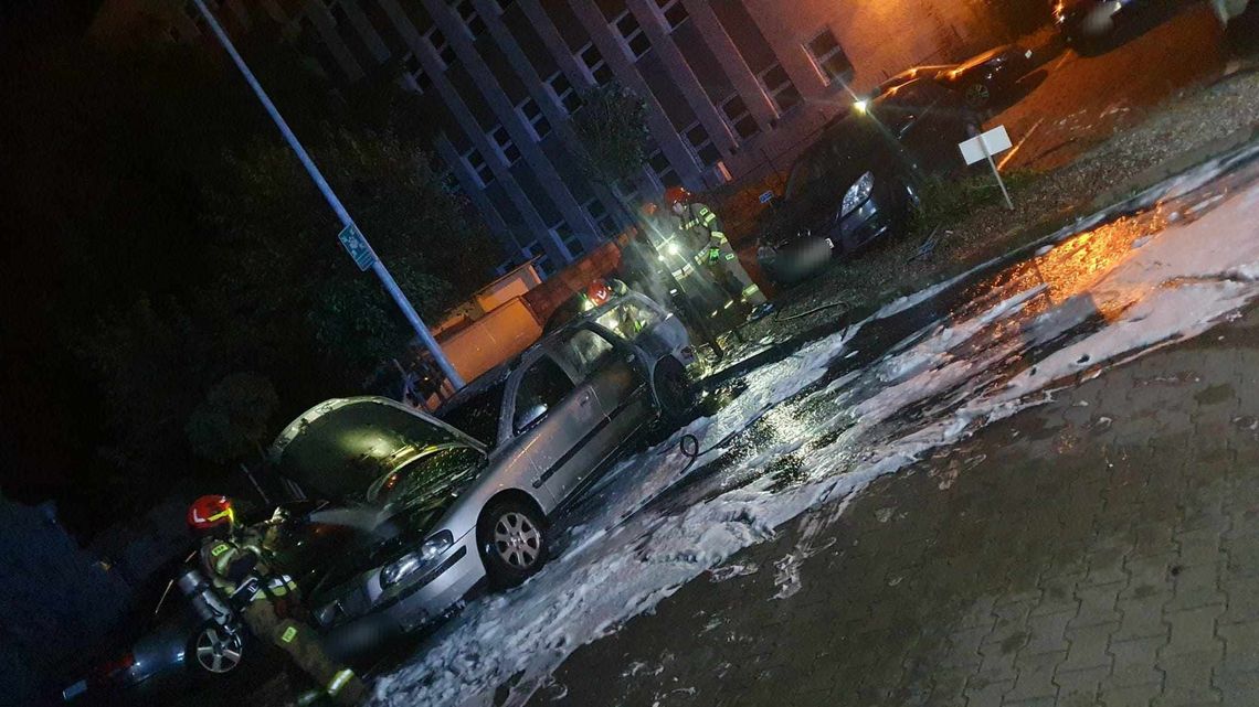 Pożar samochodów na ul. Królewieckiej. 2 auta się paliły, uszkodzone kolejne 4
