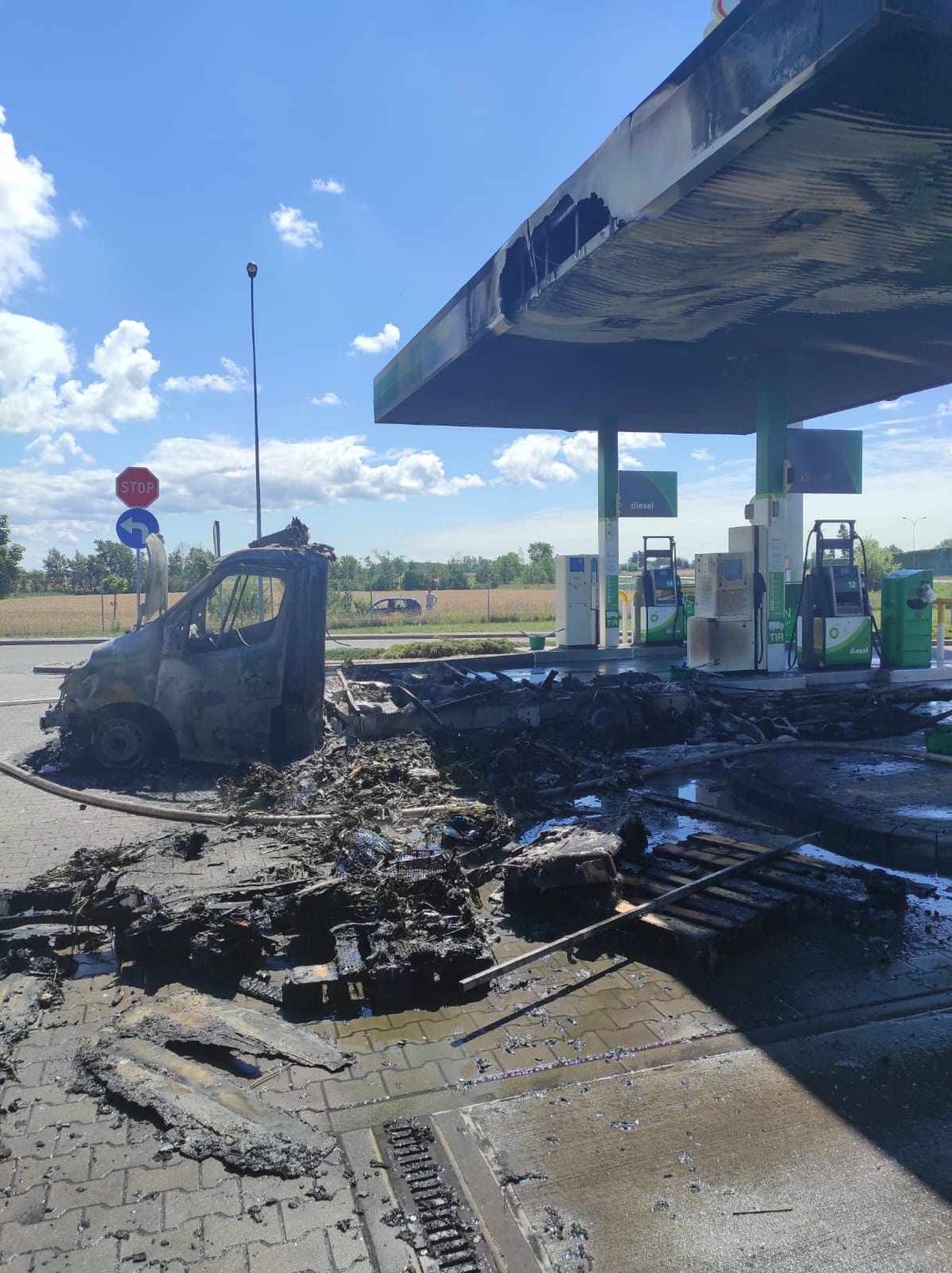 Pożar samochodu dostawczego na stacji paliw