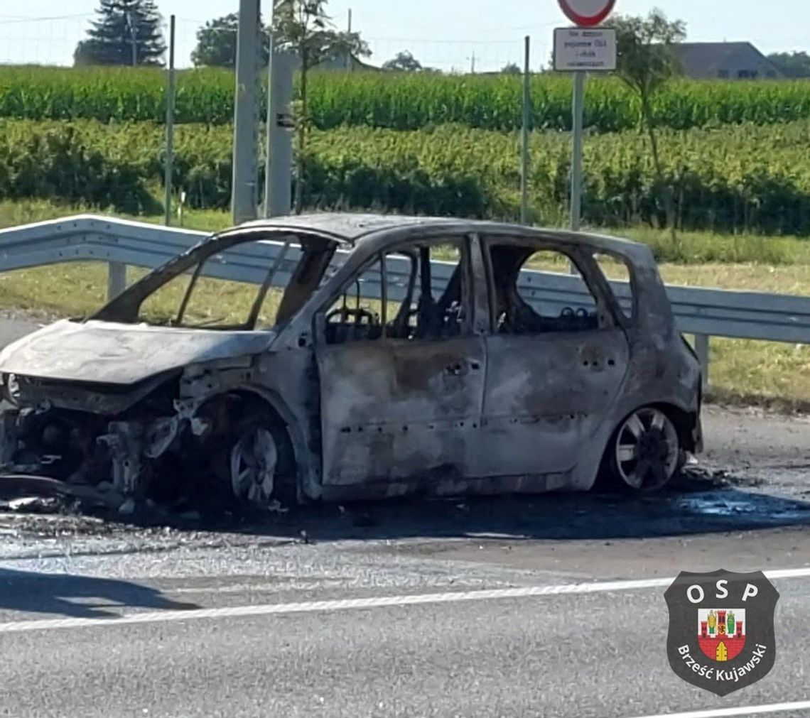 Pożar samochodu na autostradzie A1. Kierowca w szpitalu