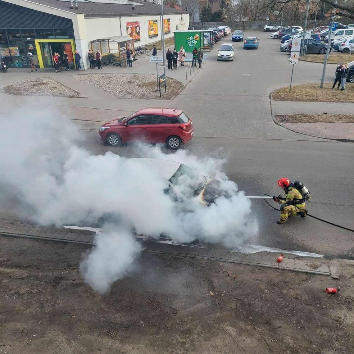 Pożar samochodu na ul. Kaliskiej. Trwa akcja gaśnicza