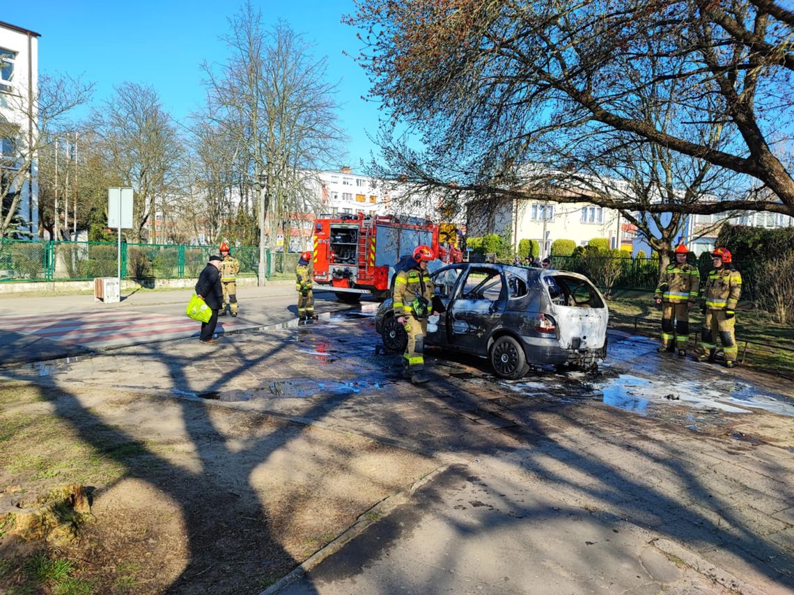 Pożar samochodu na Zazamczu. Na miejscu służby ratunkowe