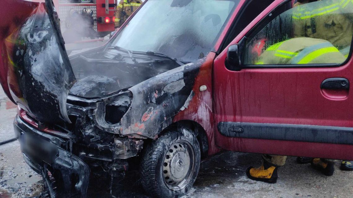 Pożar samochodu osobowego na ulicy Okrzei. Na miejscu działają strażący