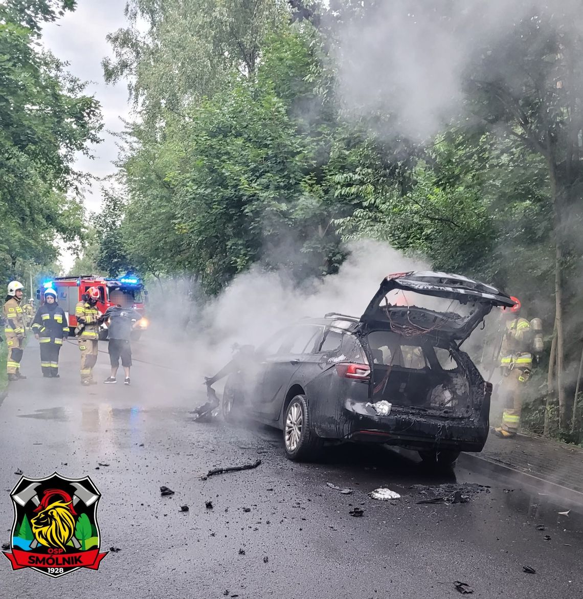 Pożar samochodu w Modzerowie. Interweniowały dwa zastępy straży pożarnej