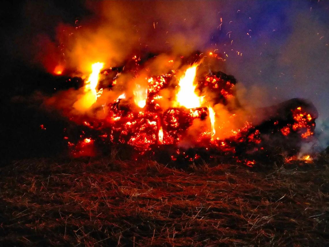 Pożar słomy - akcja gaśnicza trwała 5 godzin, straty to 10 000 zł