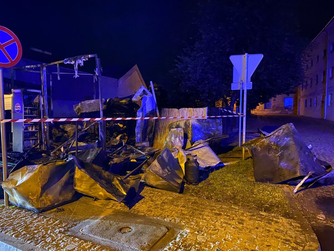 Pożar smażalni ryb na Bulwarach. Na miejscu działały dwa zastępy Straży Pożarnej