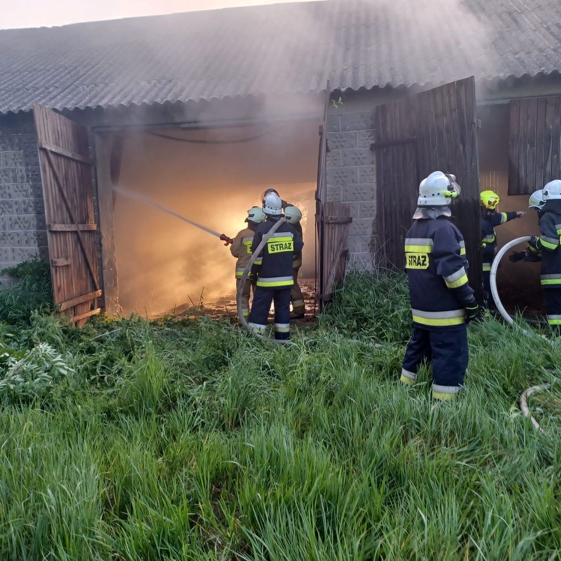 Pożar stodoły w regionie. Na miejscu pięć zastępów straży pożarnej