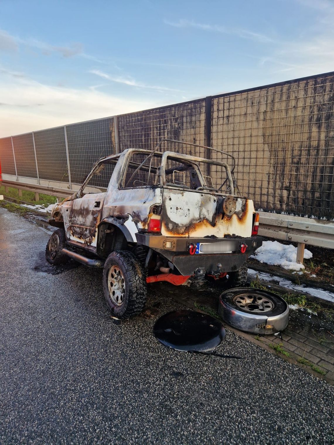 Pożar Suzuki na autostradzie A1. „Płomienie objęły cały pojazd” – informuje straż pożarna