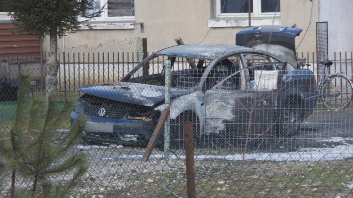 Pożar Volkswagena w Wilkowiczkach. Na miejscu działały cztery zastępy straży pożarnej