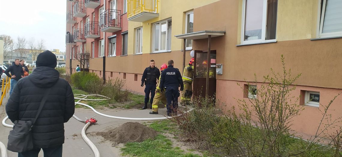 Pożar w bloku przy ul. Toruńskiej. Na miejscu trzy zastępy straży pożarnej Pożar w bloku przy ul. Toruńskiej. Na miejscu trzy zastępy straży pożarnej