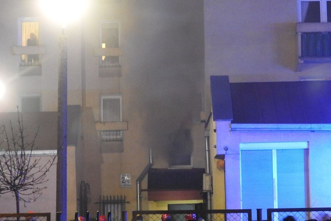 Pożar w budynku w centrum miasta. Ogień gaszą 4 zastępy