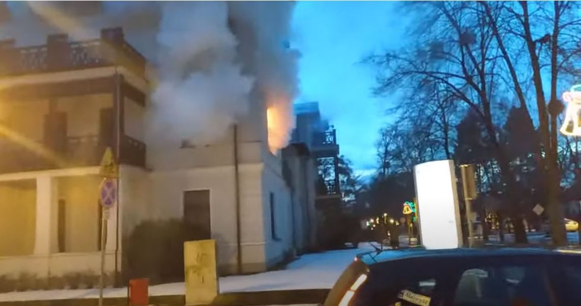 Pożar w hotelu uzdrowiskowym w Ciechocinku. Ogień gasiło siedem zastępów straży (VIDEO)