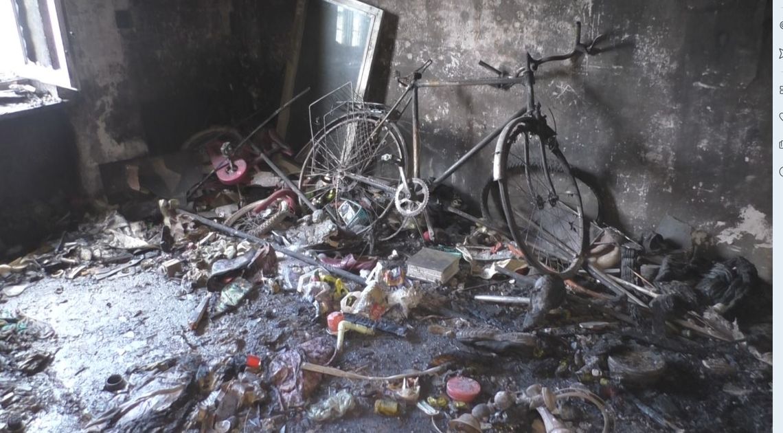 Pożar w kamienicy przy ul. Łęgskiej. Dwie osoby hospitalizowane 