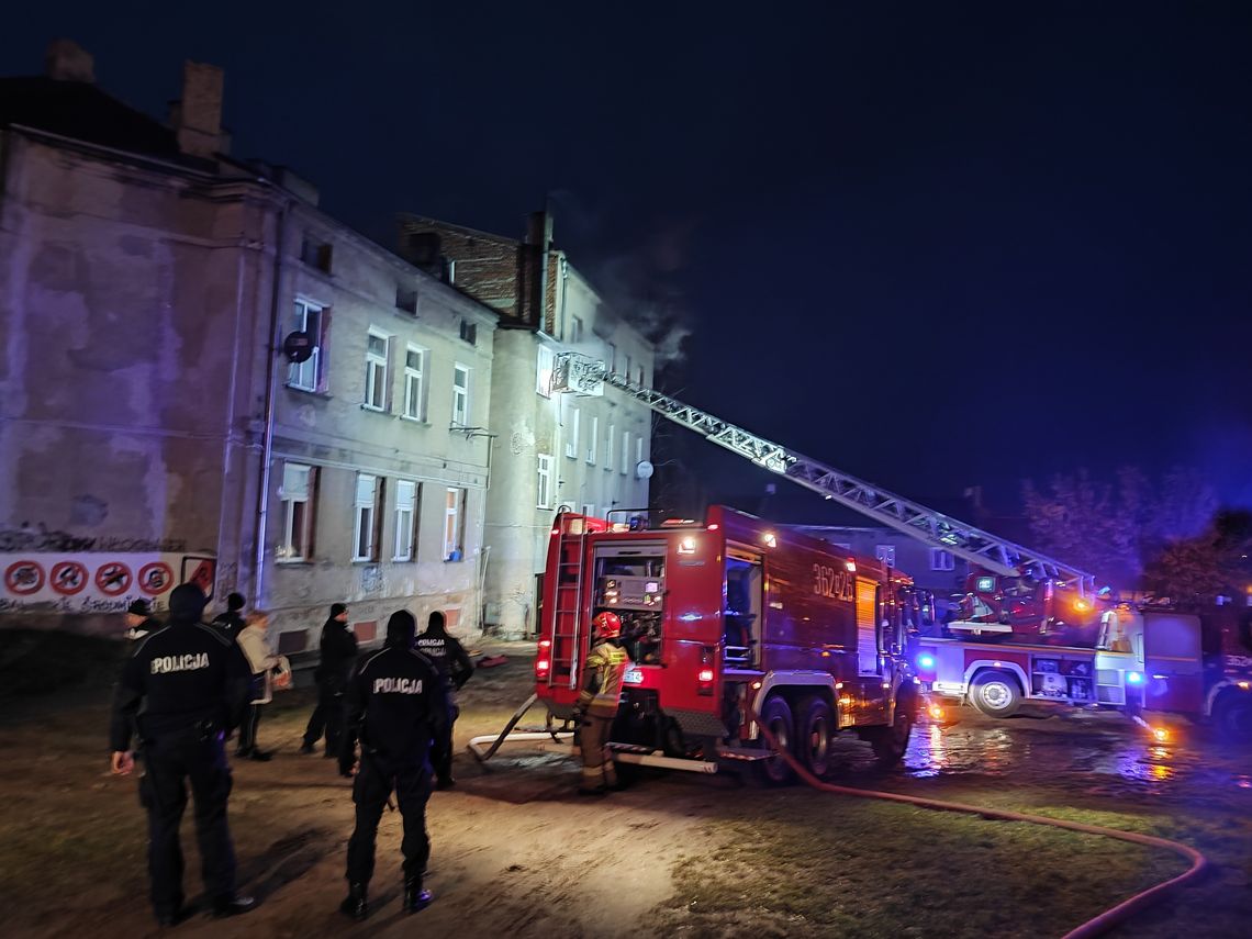 Pożar w kamienicy przy ul. Łęgskiej. W budynku nadal znajduje się pięć osób