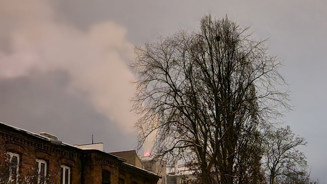 Pożar w kamienicy przy ul. Żabiej. Trwa akcja gaśnicza