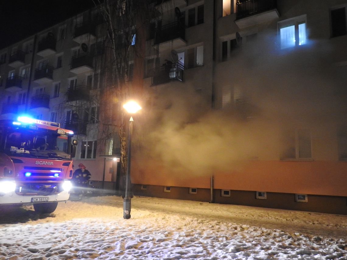 Pożar w mieszkaniu przy ul. Dziewińskiej. Trwa akcja gaśnicza