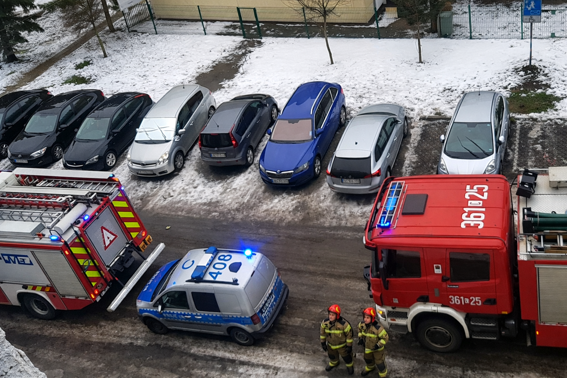 Pożar w mieszkaniu przy ul. Zbiegniewskiej. Na miejscu działały 3 zastępy PSP