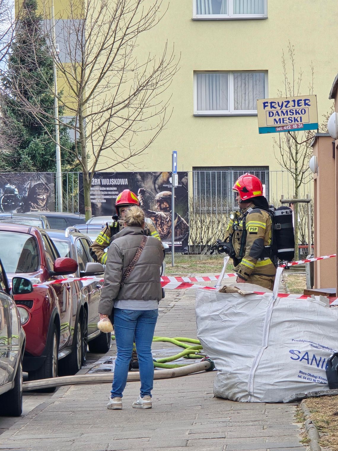 Pożar w piwnicy przy Placu Kolanowszczyzna. Duże zadymienie, trzy zastępy na miejscu