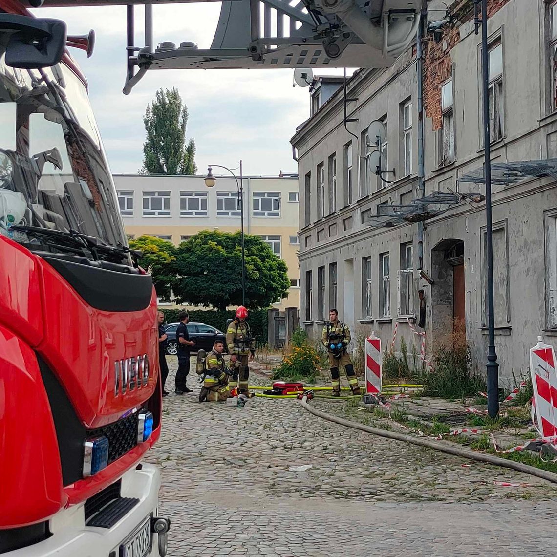 Pożar w pustostanie na os. Śródmieście. Na miejscu działały 3 zastępy PSP