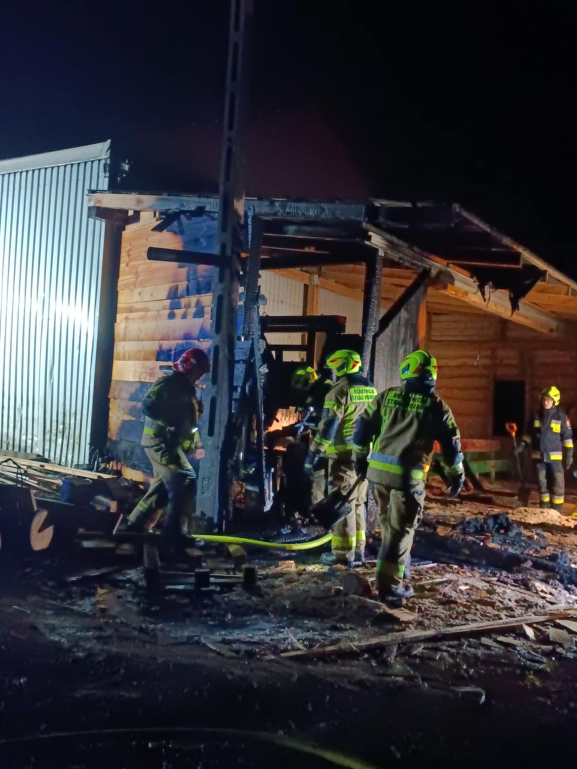 Pożar wiaty w tartaku w Choceniu. Prawdopodobną przyczyną była awaria instalacji grzewczej