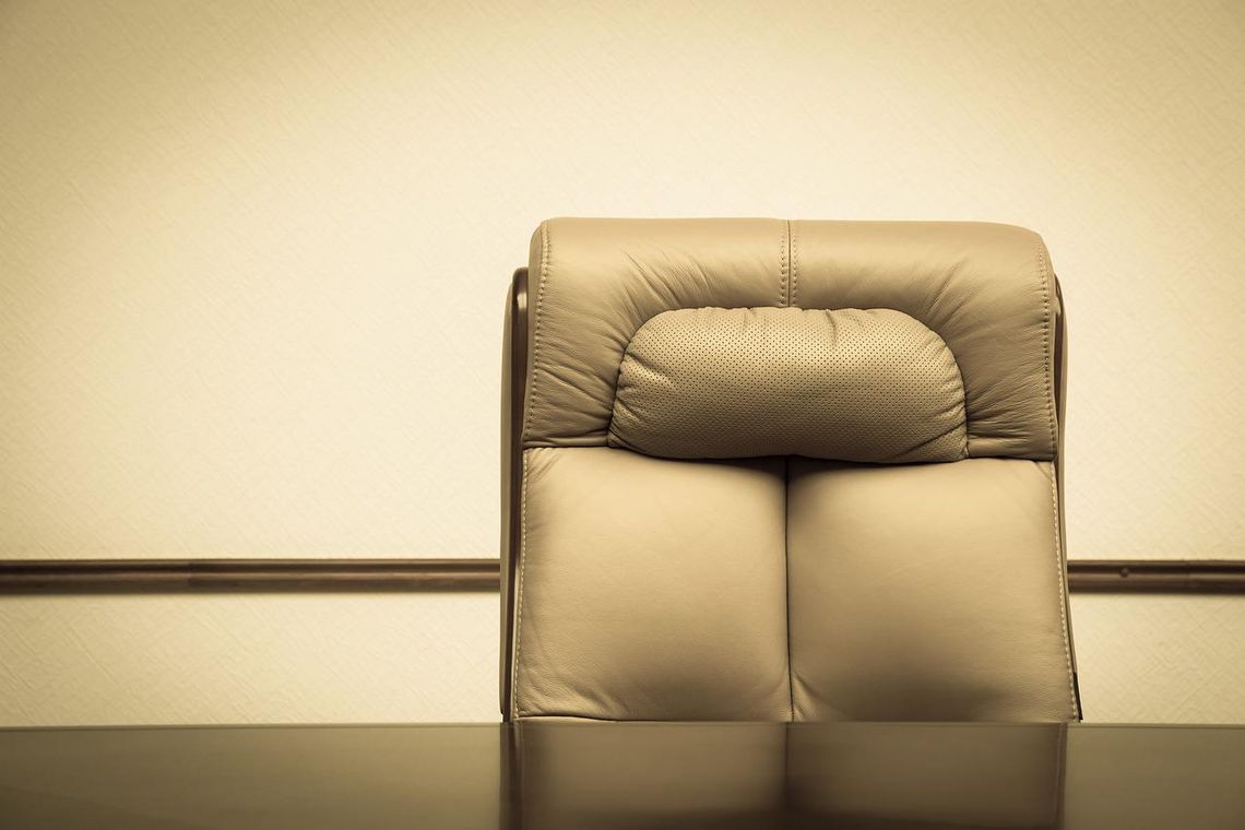 Praca na siedząco, pięć dni w tygodniu. Dlaczego tak ważny jest dobór odpowiednich mebli?