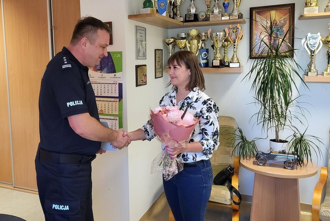 Pracownica banku uchroniła klientkę przed oszustwem. Podziękował jej Komendant Policji