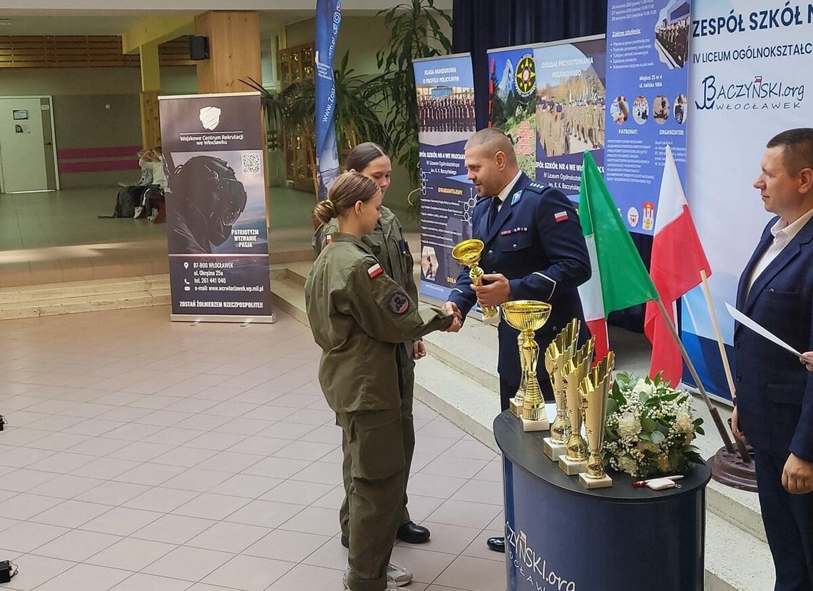 Praktyczne lekcje od policjantów – uczniowie klas mundurowych na szkoleniu wręczenie pucharów przez policję