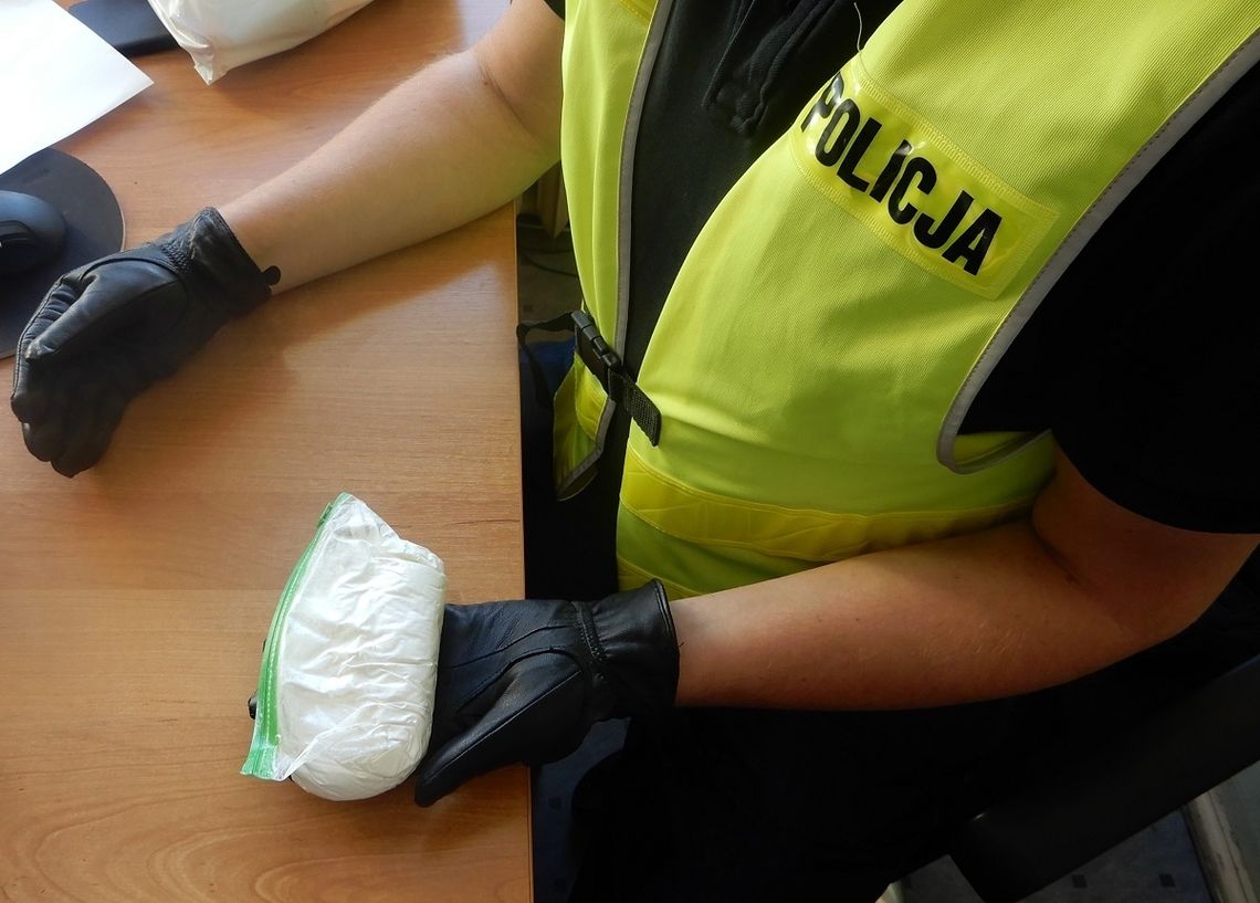 Prawie 50 kg kokainy zabezpieczono w marketach na terenie Włocławka. Znajdowała się w kartonach z żywnością