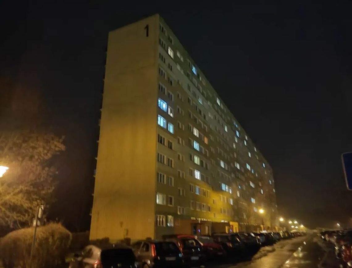 Próba samobójcza na ul. Bajecznej. Mężczyzna rzucał w kierunku służb różne przedmioty Próba samobójcza na ul. Bajecznej. Mężczyzna rzucał w kierunku służb różne przedmioty