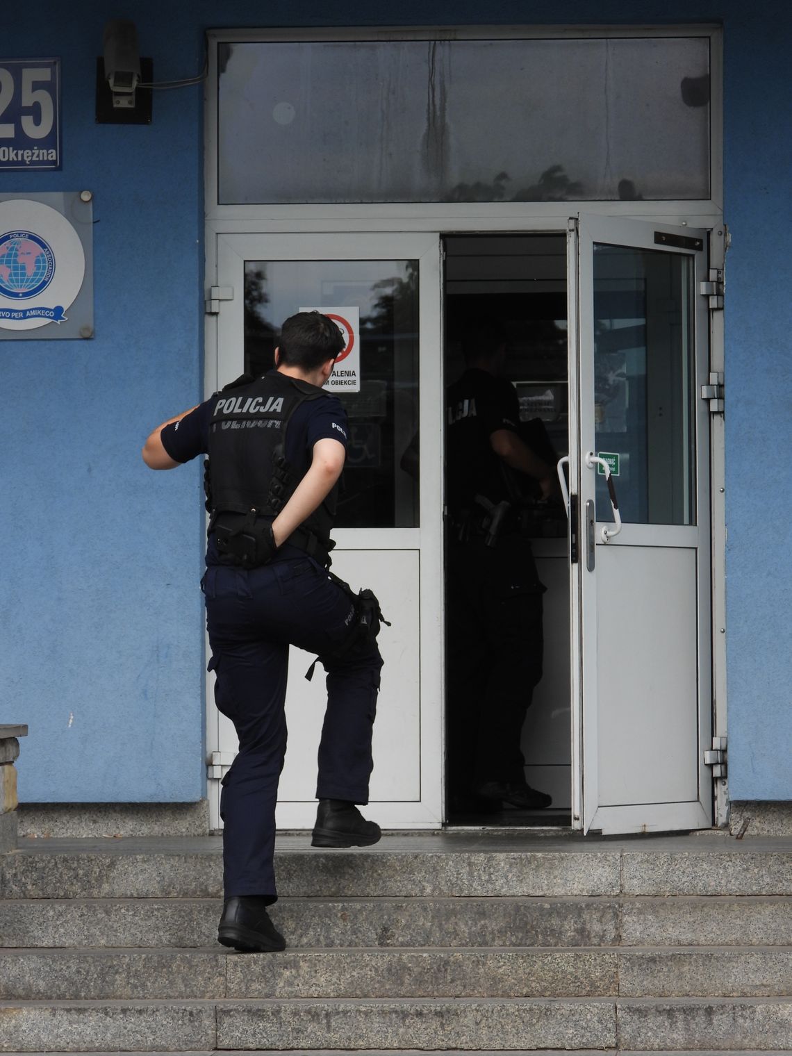 Prokurator Rejonowy prosi o odsunięcie od sprawy zgonu 38-latka w KMP. Przyczyną śmierci wstępnie "niewydolność oddechowa"