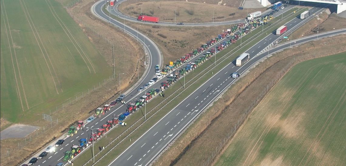 Protest rolników sparaliżował autostradę A1 w Kowalu i Pikutkowie