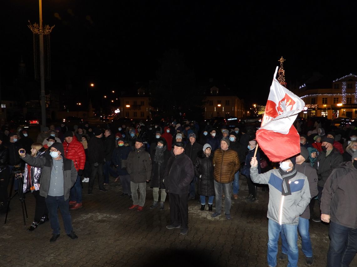 Protest w obronie TVN. Włocławianie zgromadzili się na placu Wolności