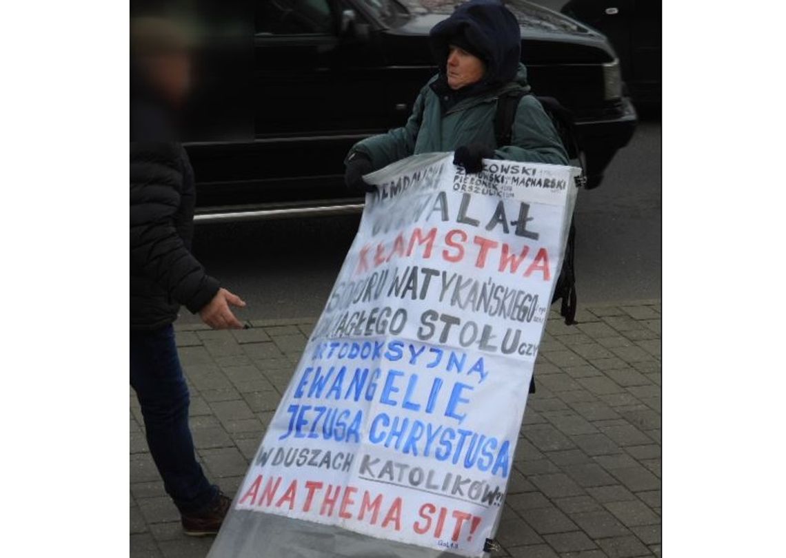 Protestująca na pogrzebie kobieta przeklęła biskupa Dembowskiego