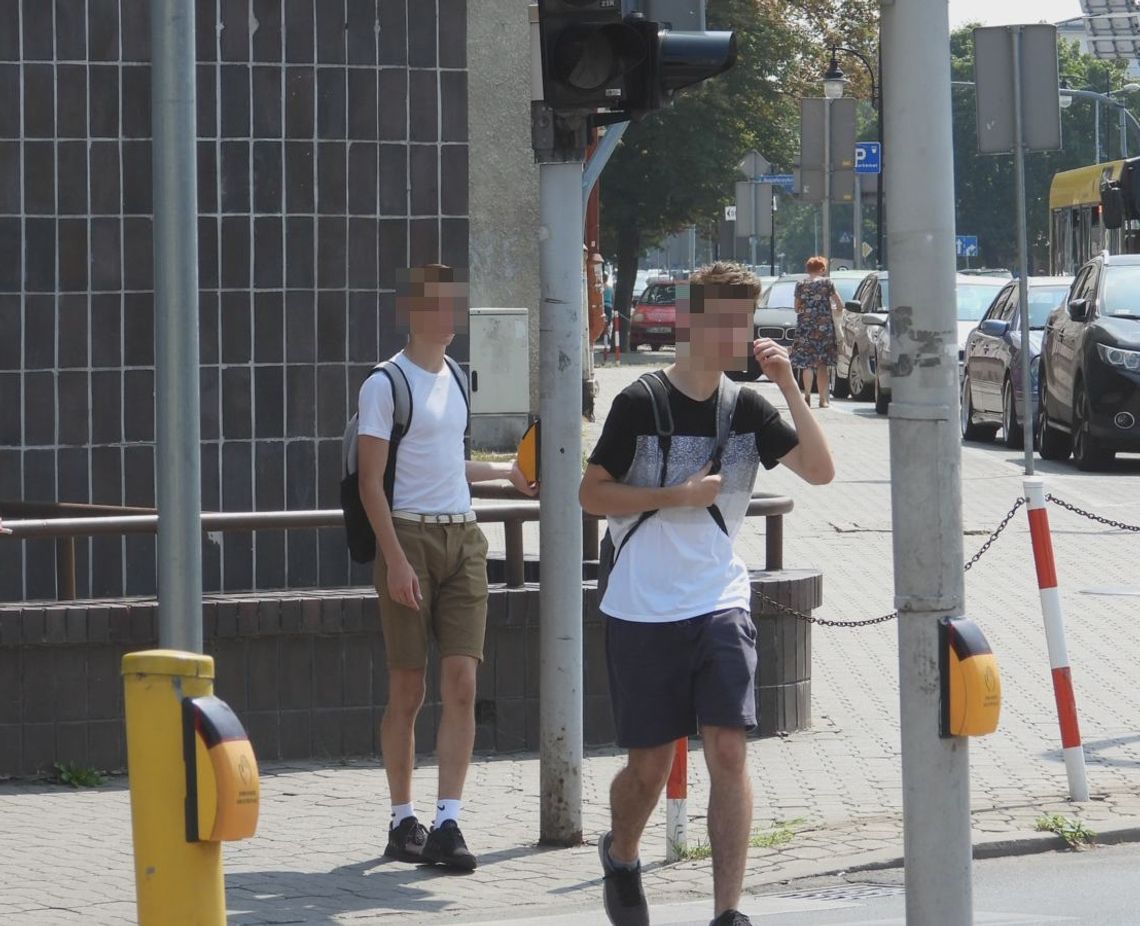 "Przechodzą na czerwonym świetle, bo nie działa sygnalizacja" alarmuje czytelnik Portalu Włocławek "Przechodzą na czerwonym świetle, bo nie działa sygnalizacja" alarmuje czytelnik Portalu Włocławek