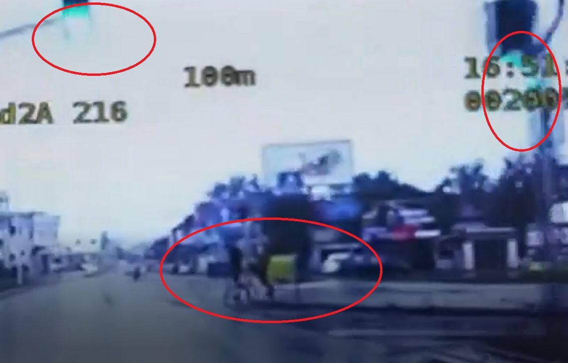 Przechodzili na czerwonym świetle. Wkroczyli wprost przed policyjny radiowóz Przechodzili na czerwonym świetle. Wkroczyli wprost przed policyjny radiowóz