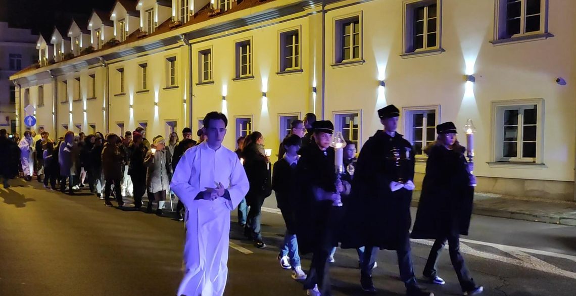Przejdą z relikwiami wokół Placu Wolności. To katolicka odpowiedź na Halloween