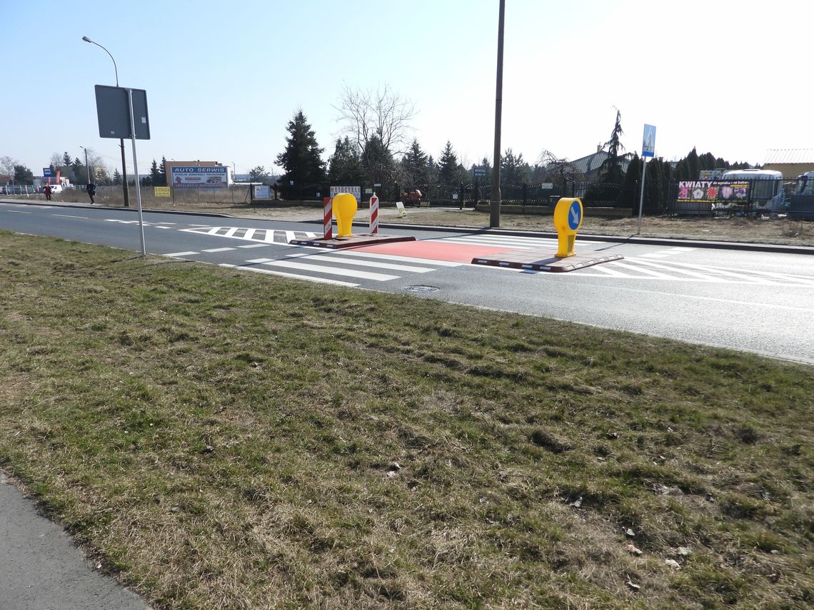 Przejście dla pieszych prowadzi na pas zieleni. Brakuje chodnika