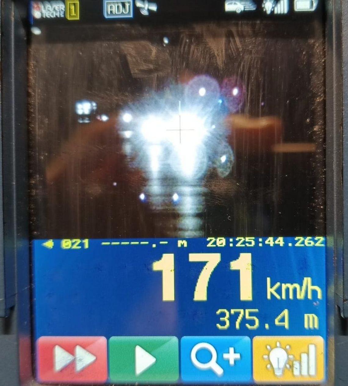 Przekroczył prędkość o 101 km/h. Otrzymał 15 punktów karnych i mandat 2500 zł