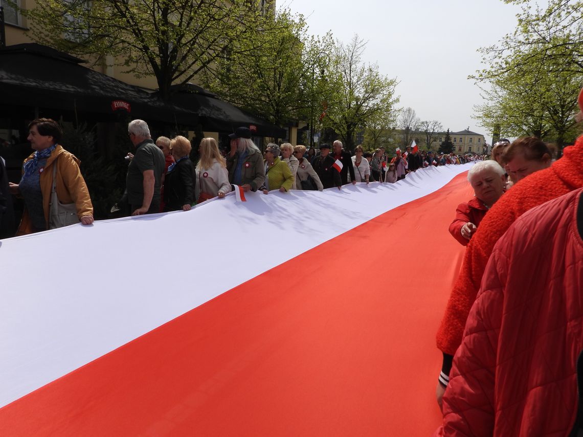 Przeszli ze stumetrową flagą przez ulicę 3 Maja - Dzień Flagi we Włocławku