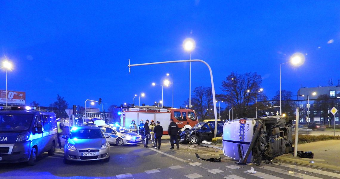 Przewrócony na bok radiowóz, po uderzeniu osobowego Suzuki. Policjant odwieziony do szpitala 