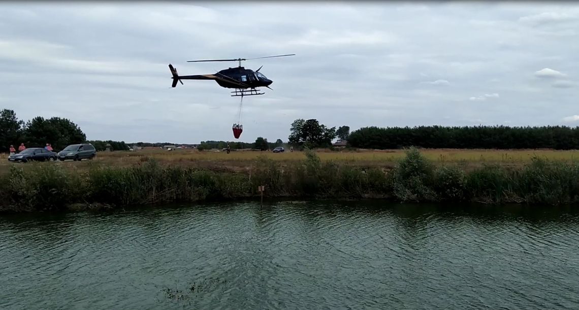 Przez trzy godziny służby gasiły płonącą ściółkę leśną. W akcji uczestniczył helikopter 