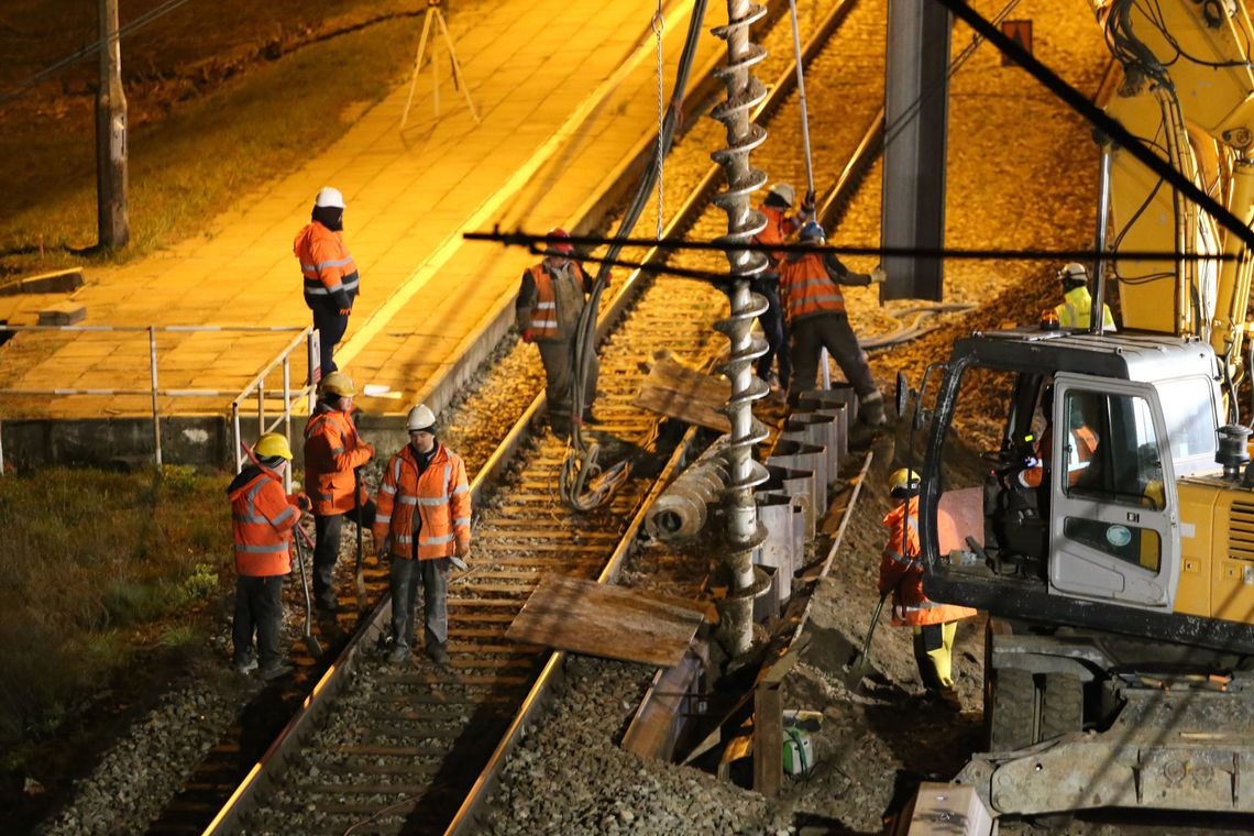 Przyjrzeliśmy się nocnym pracom przy budowie tunelu pod torami