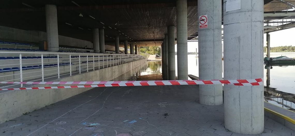 Przystań przy ul. Piwnej częściowo zalana. Przyczyną wysoki poziom Wisły
