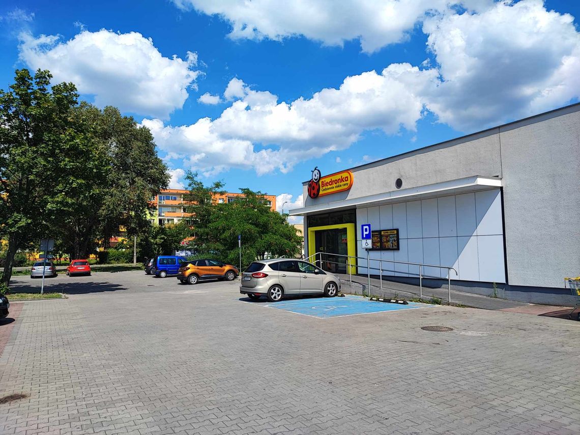 Przywiązała psa przy wejściu do sklepu, nie zabrała go wychodząc... Przywiązała psa przy wejściu do sklepu, nie zabrała go wychodząc...