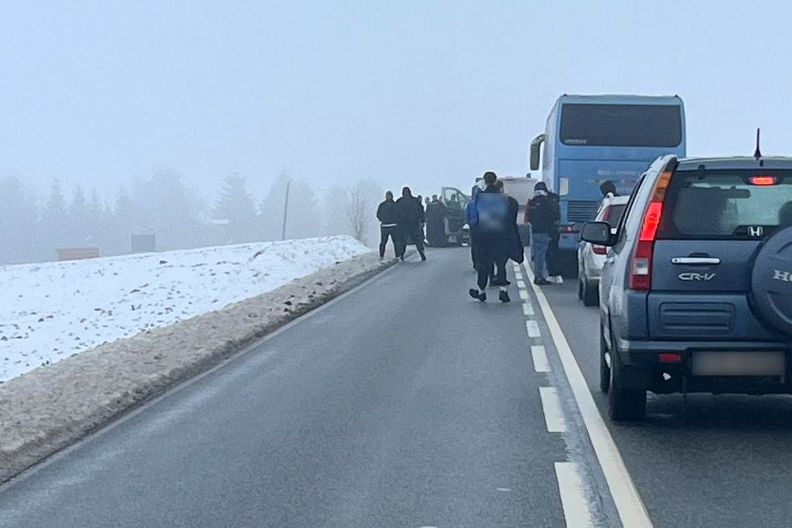 Pseudokibice wyskoczyli z pięciu aut i zaatakowali autokar. Interweniowała policja
