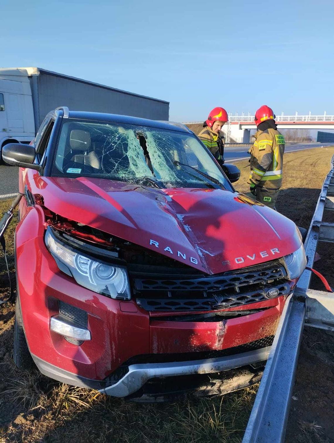 Range Rover uderzył w bariery na A1 w Siemnówku. Na miejscu działały służby